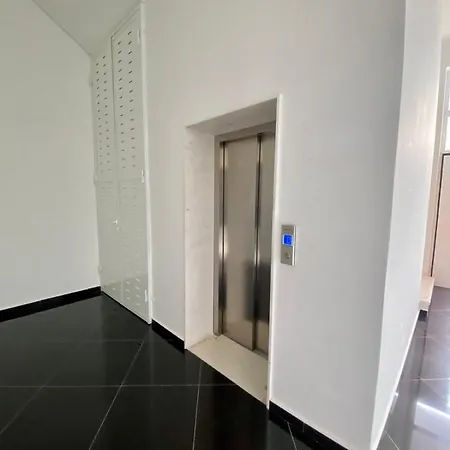 Near Lungo Mare فلورا